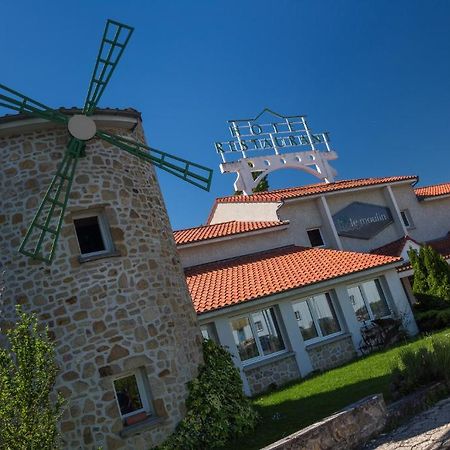 Logis Hotel Le Moulin Des Gardelles Riom Esterno foto