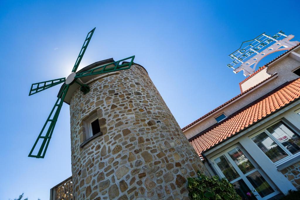 Logis Hotel Le Moulin Des Gardelles Riom Esterno foto