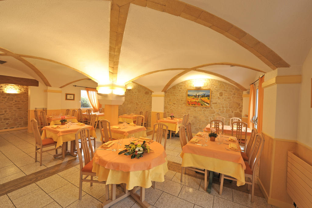 Logis Hotel Le Moulin Des Gardelles Riom Esterno foto