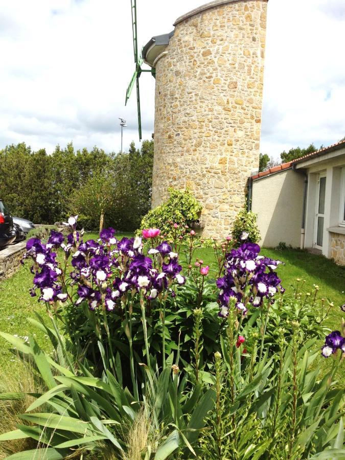 Logis Hotel Le Moulin Des Gardelles Riom Esterno foto