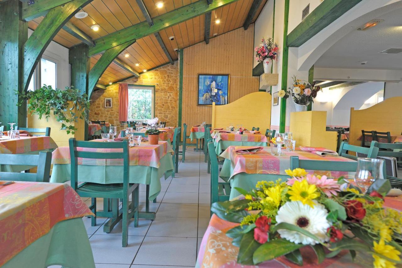 Logis Hotel Le Moulin Des Gardelles Riom Esterno foto